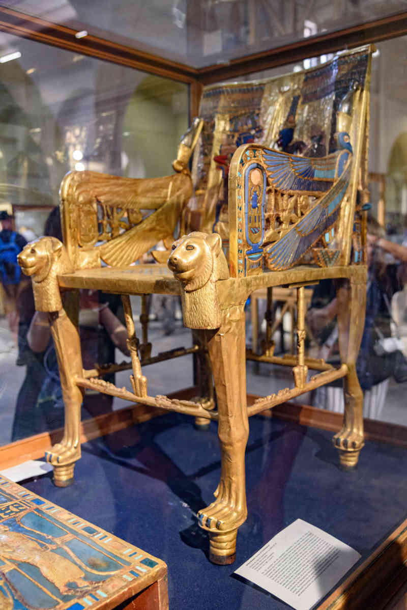 Egipto 349 - El Cairo - museo Egipcio - tesoro de Tutankamón - trono.jpg